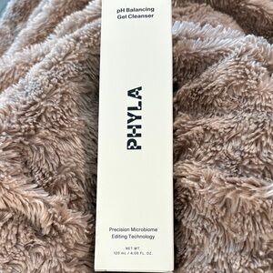 pH Balancing Gel Cleanser - NIB PHYLA